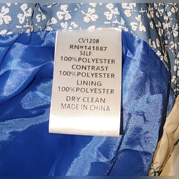 Blue Floral Quilted Vest With Hood. Size Large. - Picture 8 of 9